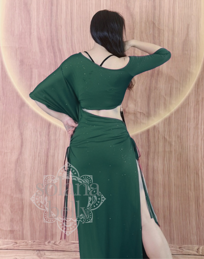 ベリーダンス レッスン着の背中のラインが美しく見える後ろ姿。衣装の落ち着いた光沢が柔らかな印象を添える。