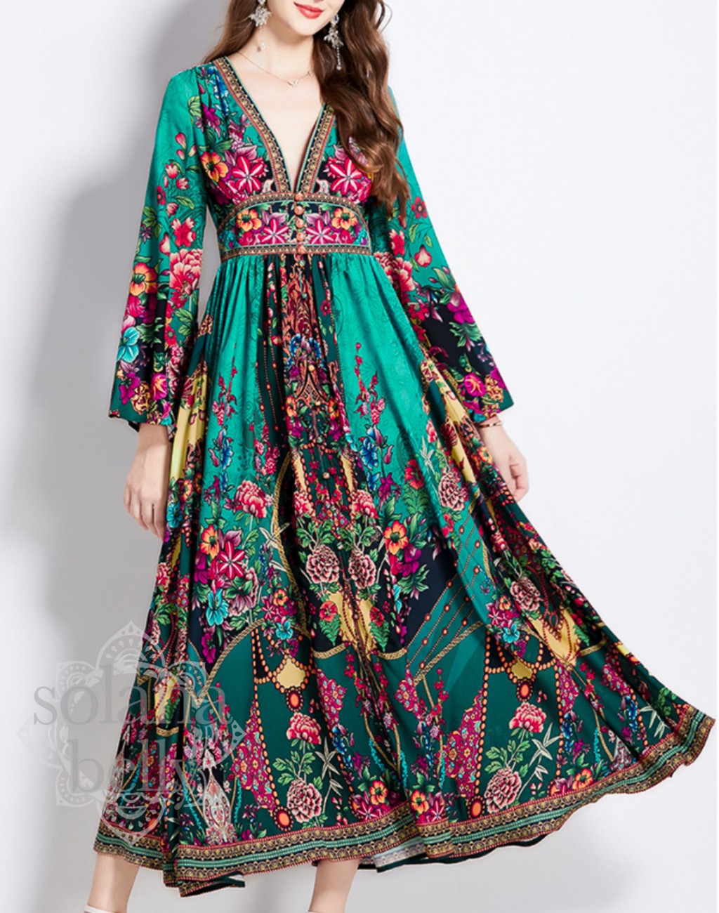 歩行時の揺れ感が伝わる角度で撮影されたガラベーヤワンピース。オリエンタル柄の配置と丈感が分かり、ベリーダンス衣装・レッスン着との重ね着イメージがしやすい写真。