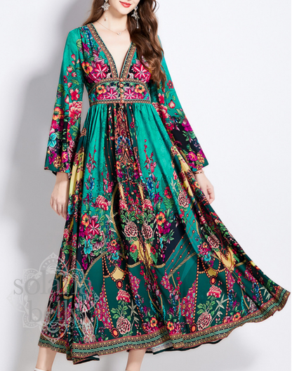 歩行時の揺れ感が伝わる角度で撮影されたガラベーヤワンピース。オリエンタル柄の配置と丈感が分かり、ベリーダンス衣装・レッスン着との重ね着イメージがしやすい写真。