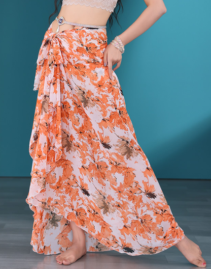 背面から見たラップトップスと巻きスカートのシルエットが分かるベリーダンス衣装にもなるレッスン着