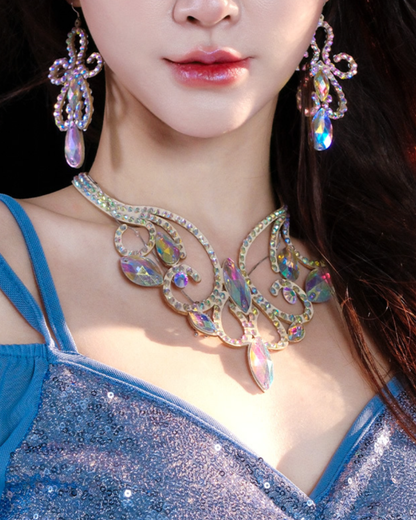 ベリーダンス衣装に合わせたアクセサリーのコーディネートとして、ネックレスとピアスが胸元から耳元まで統一感のある輝きを放ちながら全身のスタイルに自然に馴染んでいる着用画像。