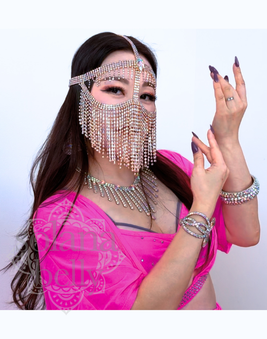 ベリーダンスのステージで着用したフェイスベールアクセサリー。ラインストーンが顔全体を覆い、衣装にミステリアスな印象を加える正面アップの着用イメージ。