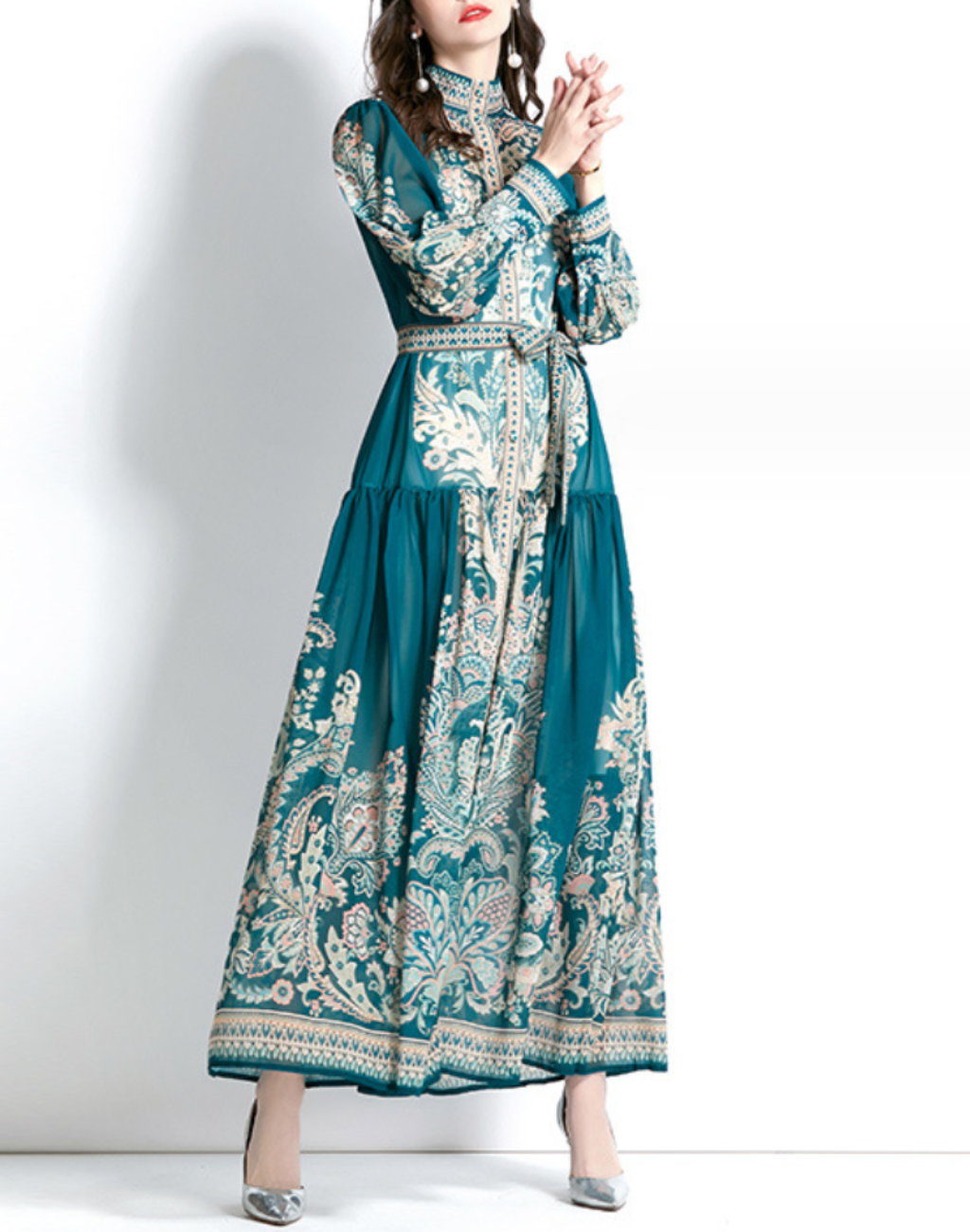 ベリーダンス衣装やレッスン着の上から羽織れる、深みのあるグリーンのガラベーヤワンピースを着用した実写モデルの全身正面写真。155cmで足首が隠れるロング丈のシルエットが分かる構図。