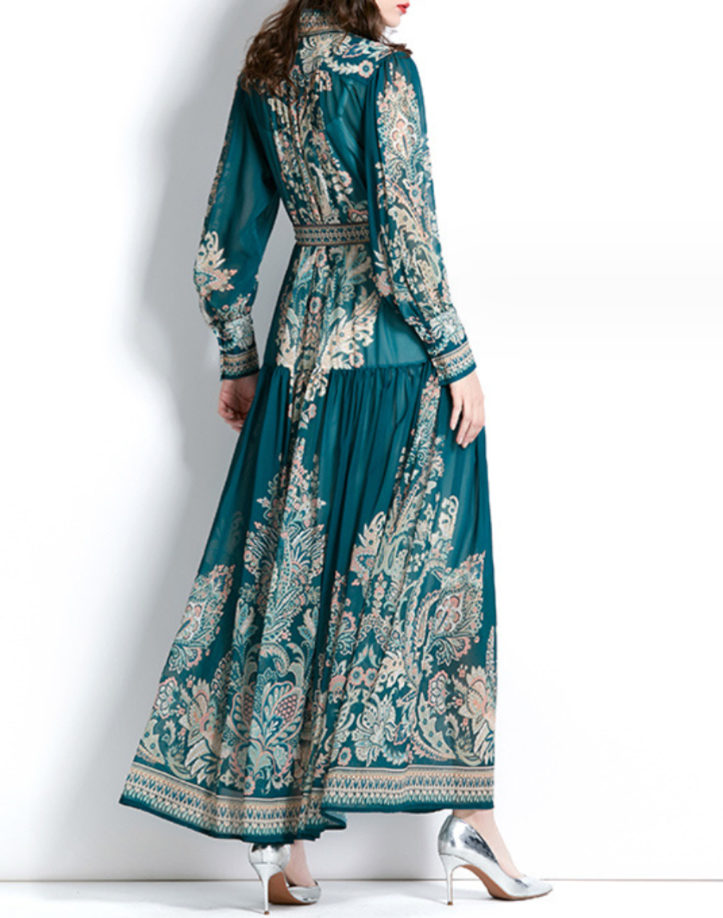 ベリーダンス衣装やレッスン着の上から羽織るガラベーヤワンピースの背面全身写真。155cm着用時に足首まで届くロング丈と、後ろ姿の落ち着いたシルエットが確認できる。