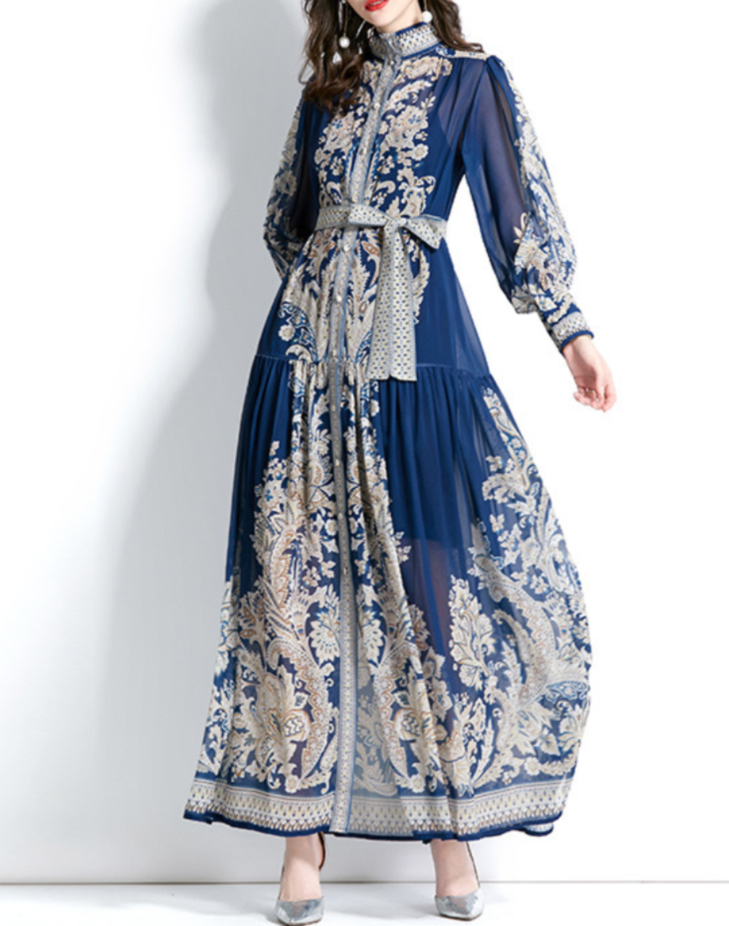 ベリーダンス衣装やレッスン着の上から羽織れるガラベーヤワンピースを着用した実写モデルの正面全身写真。深みのあるネイビーカラーと、155cmで足首が隠れるロング丈の落ち着いたシルエットが分かる。