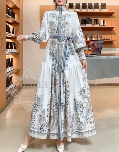 白地にブルーとベージュの模様が際立つガラベーヤワンピース。ベリーダンス衣装の上に羽織れる上品な一着。