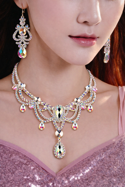 ベリーダンス衣装、レッスン着に合わせることで圧倒的な輝きを放つネックレスをベリーダンサーが身に着けている構図。ビジューの輝きが際立つアクセサリー。