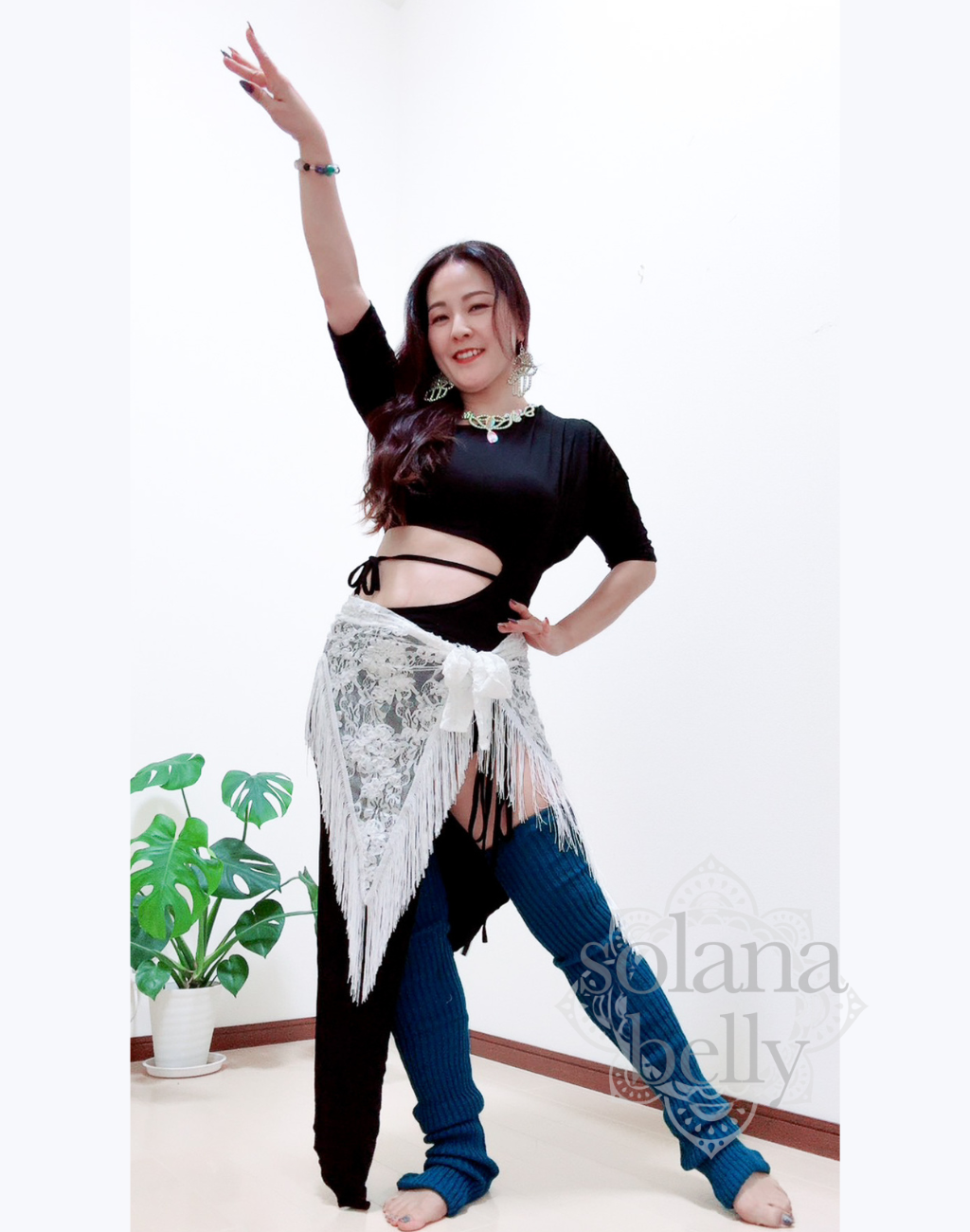 ベリーダンス衣装、レッスン着に合わせるヒップスカーフを腰に巻いてポーズをとっているベリーダンス初心者の女性