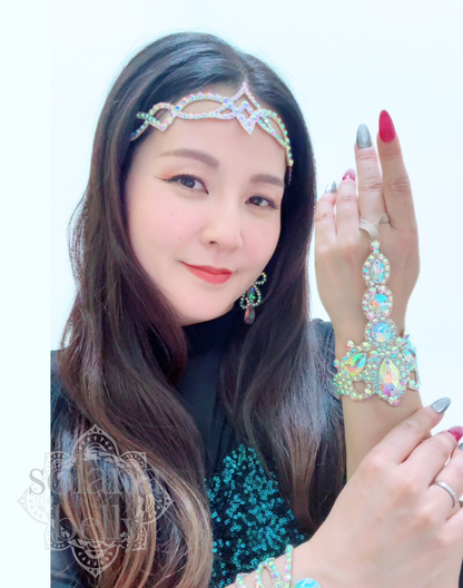 ベリーダンス衣装やレッスン着に合わせた手元を飾るハンドアクセサリー、透明感あるビジューが光を反射し華やかに輝く様子