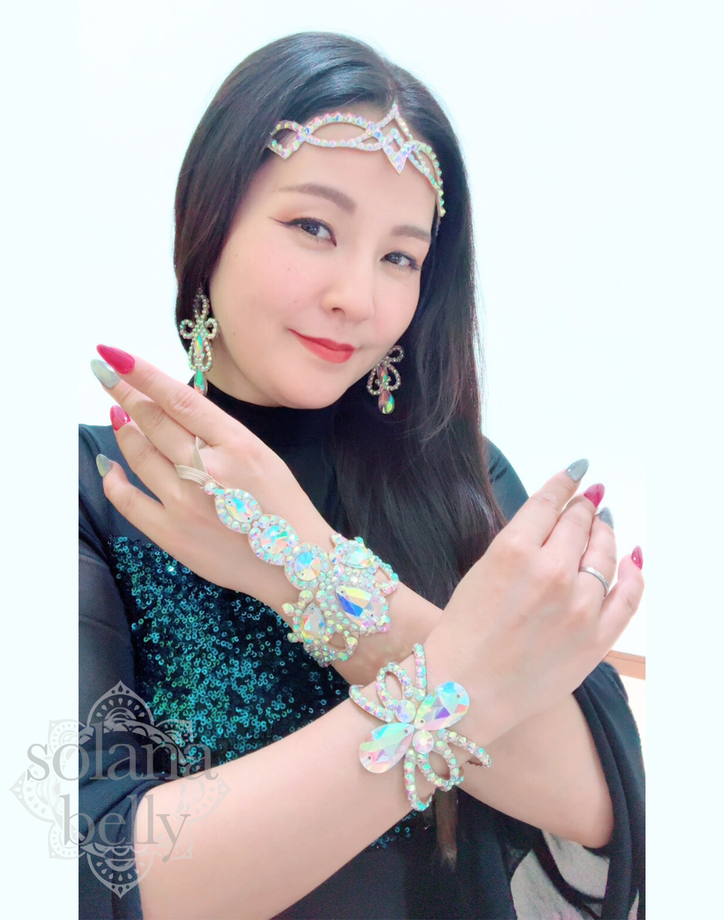 ベリーダンス衣装やレッスン着に合わせた手元を飾るハンドアクセサリー、透明感あるビジューが光を反射し華やかに輝く様子
