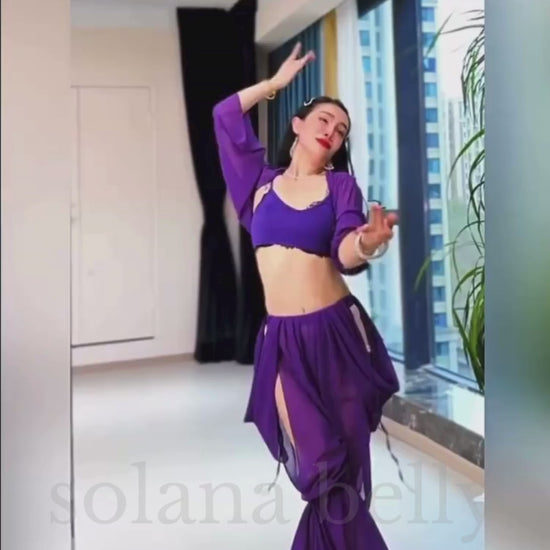 ベリーダンス衣装のようにボレロアレンジをしてベリーダンスを踊る女性。ベリーダンスのレッスン着として使える衣装で、パープルのワイドパンツが美しく揺れる。