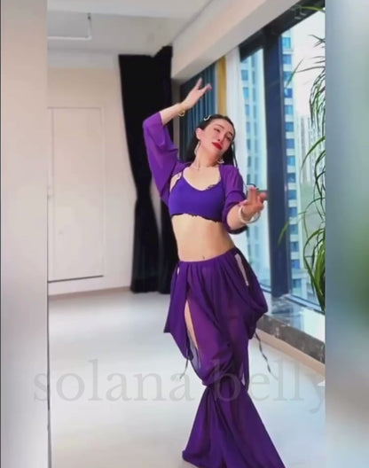 ベリーダンス衣装のようにボレロアレンジをしてベリーダンスを踊る女性。ベリーダンスのレッスン着として使える衣装で、パープルのワイドパンツが美しく揺れる。