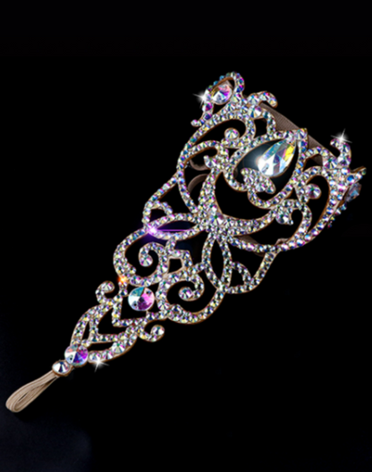 黒背景に置かれたベリーダンスのフットアクセサリー単体。衣装やレッスン着の足元を引き立てる立体的なビジュー装飾がくっきり浮かび上がるように撮影された画像。